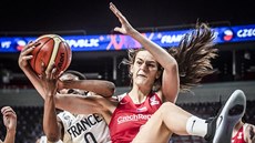 eská basketbalistka Veronika Voráková (vpravo) bojuje s Olivií Époupaovou z...