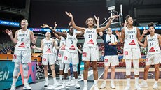 Francouzské basketbalistky slaví výhru nad eskem.