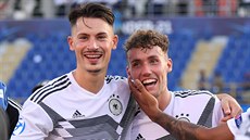 Luca Waldschmidt (vlevo) a Robin Koch se radují z gólu německé jedenadvacítky...