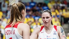 eské basketbalistky Karolína Elhotová (vlevo) a  Renáta Bezinová bhem zápasu...
