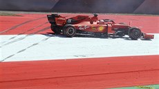 Sebastian Vettel z Ferrari pi tréninku v Rakousku zaváhal.