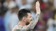 Argentinský kapitán Lionel Messi zdraví fanouky.