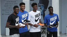 Thanasis, Janis, Kostas a Alex Adetokunbové (zleva) při premiéře nové boty Nike