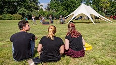 Loský roník festivalu Divadlo evropských region a doprovodný Open Air v ulicích Hradce Králové. Na snímku je pódium u Klicperova divadla 