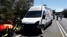 Nehoda cisterny s osobním autem a dodávkou zastavila provoz na silnici z...
