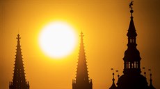 Svítání nad Praským hradem. Ve stedu 26. ervna 2019 je pedpov pro hlavní...