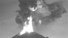 Mexická sopka Popocatepetl rozzáila noc svojí erupcí (21. ervna 2019)
