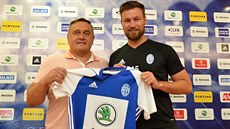 POSILA DO ÚTOKU. Tomá Wágner pózuje po boku prezidenta klubu Josefa Dufka...