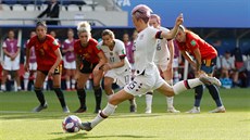 Americká fotbalistka Megan Rapinoeová dává z pokutového kopu druhý gól svého...