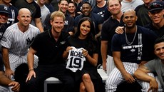 Vévodkyn Meghan a princ Harry s baseballovým týmem New York Yankees ped...
