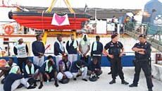 Migranti z lodi Sea-Watch 3 poté, co lo pistála v italském pístavu na...