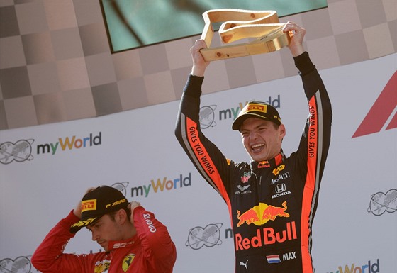 Max Verstappen s trofejí pro vítze Velké ceny Rakouska, vlevo je zklamaný...