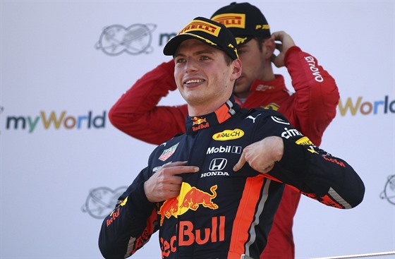 Max Verstappen slaví triumf ve Velké cen RAkouska.