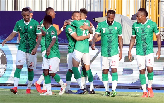 Fotbalisté Madagaskaru oslavují gól.