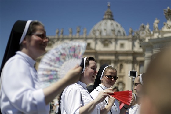 Vatikánské jeptišky se ovívají na svatopetrském náměstí ve Vatikánu. (30....