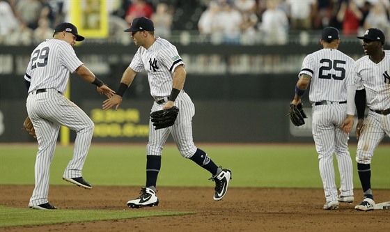 Baseballisté New York Yankees slaví vítzství nad Bostonem Red Sox pi premiée...