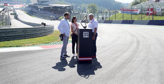 První zatáka po startu na rakouském okruhu pro závody formule 1 ve Spielbergu...