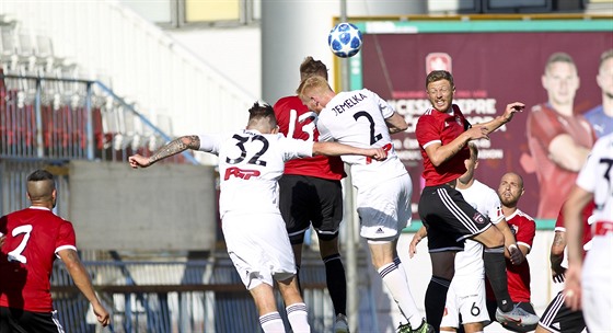 Momentka z pípravného duelu Olomouc (bílá) vs. Trnava