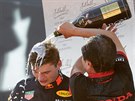 Max Verstappen dostává sprchu po triumfu ve Velké cen Rakouska.
