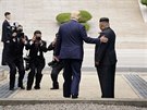 Prezident USA Donald Trump vstupuje na území KLDR spolen s lídrem zem Kim...