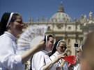 Vatikánské jeptiky se ovívají na svatopetrském námstí ve Vatikánu. (30....