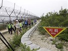 Turisté a novinái na trase podél demilitarizované zóny mezi Severní a Jiná...