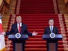 Prezident USA Donald Trump a jihokorejský prezident Mun e-in na tiskové...