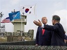 Prezident USA Donald Trump a jihokorejský prezident Mun e-in v...
