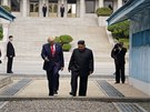 Prezident USA Donald Trump se krátce sešel se severokorejským vůdcem Kim...