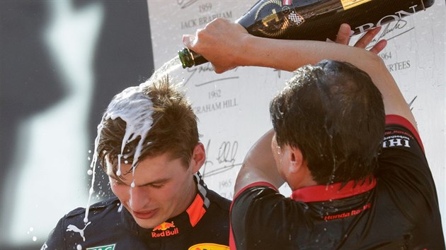 Max Verstappen dostv sprchu po triumfu ve Velk cen Rakouska.