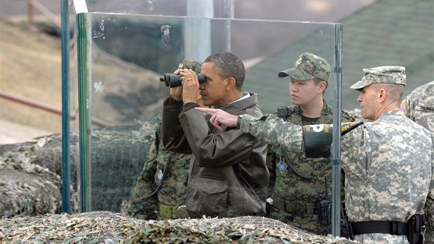 Barack Obama jako prezident pouze pozoroval Severn Koreu dalekohledem z demilitarizovan zny zpoza neprstelnho skla (25. bezna 2012) F