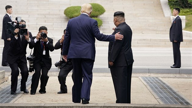 Prezident USA Donald Trump vstupuje na zem KLDR spolen s ldrem zem Kim ong-Unem (30. ervna 2019)