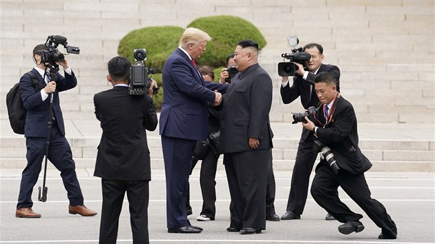 Historický moment. Americký prezident Donald Trump si potřásá rukou s lídrem KLDR Kim Čong-Unem na území Severní Koreje (30. června 2019)