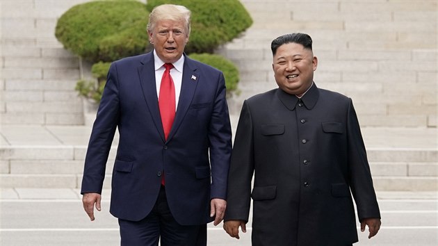 Prezident USA Donald Trump se krtce seel se severokorejskm vdcem Kim ong-unem v demilitarizovan zn na hranici Jin a Severn Koreje. (30. ervna 2019)