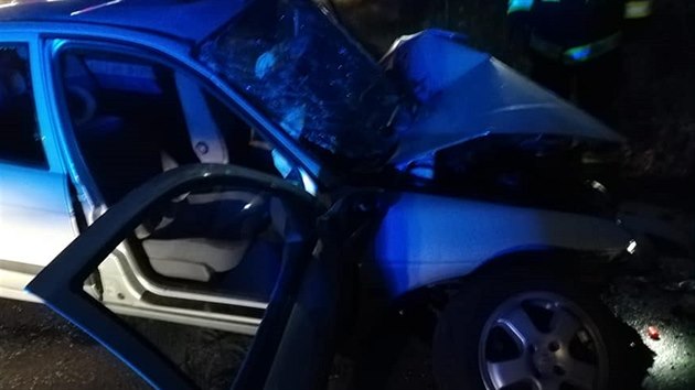 V Kladně narazilo auto do zdi, řídil ho podnapilý řidič (30. června 2019).