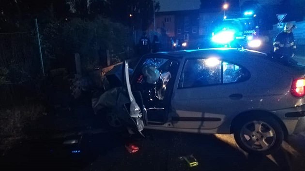 V Kladn narazilo auto do zdi, dil ho podnapil idi (30. ervna 2019).