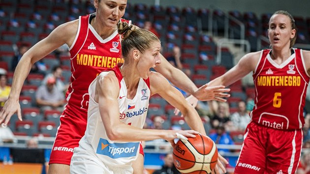 esk basketbalistka Kateina Elhotov na mistrovstv Evropy proti ern Hoe.