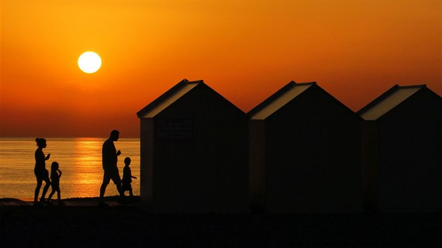 Rodina se prochz na pli bhem vln horka ve Francii v Cayeux-sur-Mer. (29. ervna 2019)