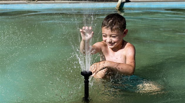 Chlapec se osvěžoval v parném odpoledni 30. června 2019 v bazénu před hotelem Thermal v Karlových Varech.