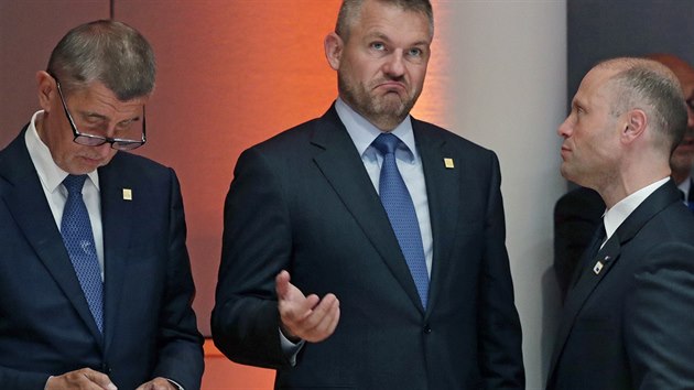 Slovensk premir Peter Pellegrini (uprosted) diskutuje s pedsedou maltsk vldy Josefem Muscatem (vpravo) a eskm premirem Andrejem Babiem bhem jednn u kulatho stolu na summitu Evropsk rady. (30. ervna 2019)