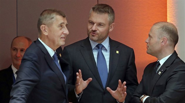 Slovensk premir Peter Pellegrini (uprosted) diskutuje s pedsedou maltsk vldy Josefem Muscatem (vpravo) a eskm premirem Andrejem Babiem bhem jednn u kulatho stolu na summitu Evropsk rady. (30. ervna 2019)