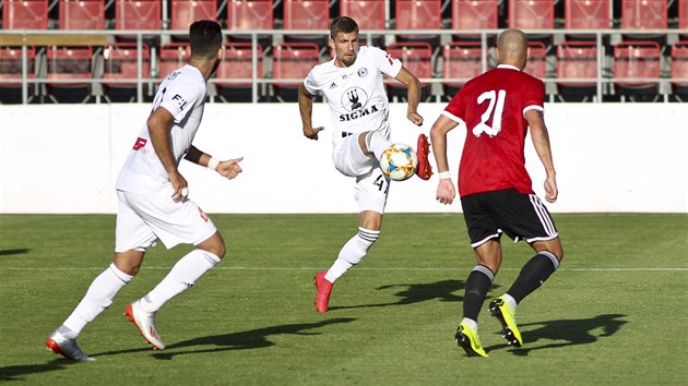 Olomouck Ji Texl (s slem 47) ajtl zpracovv m v duelu s Trnavou, Jakub Yunis nabh.