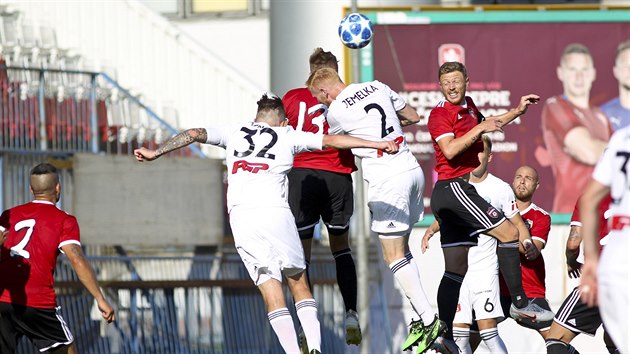 Momentka z ppravnho duelu Olomouc (bl) vs. Trnava