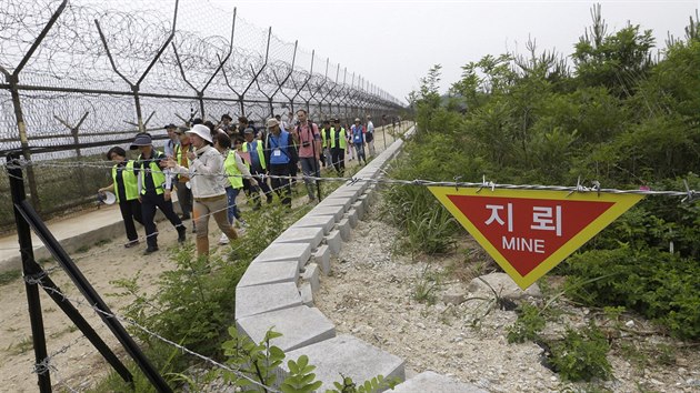 Turist a novini na trase podl demilitarizovan zny mezi Severn a Jin Koreou. (14. ervna 2019)