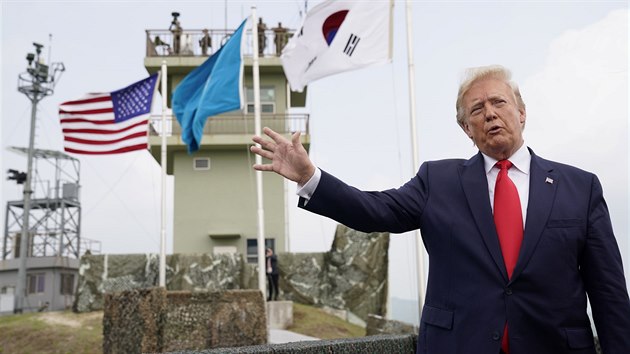 Prezident USA Donald Trump v demilitarizovan zn mezi Severn a Jin Koreou. (30. ervna 2019)