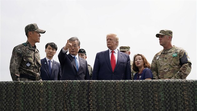 Prezident USA Donald Trump a jihokorejsk prezident Mun e-in v demilitarizovan zn mezi Severn a Jin Koreou. (30. ervna 2019)