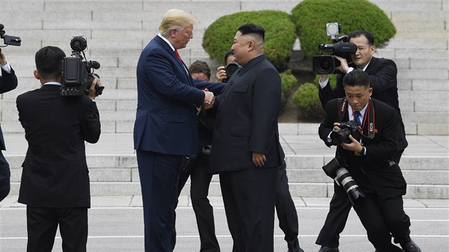 Prezident USA Donald Trump se krtce seel se severokorejskm vdcem Kim ong-unem v demilitarizovan zn na hranici Jin a Severn Koreje. (30. ervna 2019)