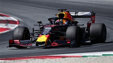 Max Verstappen ze stáje Red Bull bojuje o vítzství ve Velké cen Rakouska.