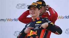 Max Verstappen slaví triumf ve Velké cen RAkouska.