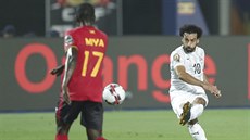 Egyptská superstar Mohamed Salah dává gól v utkání proti Angole.